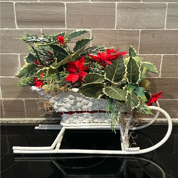Beautiful Vintage White Wicker Christmas Sleigh w/ Greenery & Decor 15” x 11” - Picture 3 of 12